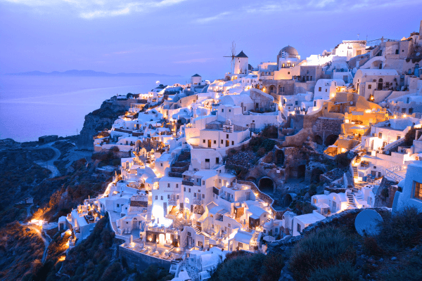 10-Destinos-Romanticos-Perfeitos-para-Casais-maestria-viagens-paris-santorini-grecia